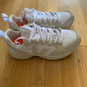VejaVenturi women’s sneaker, size 39.